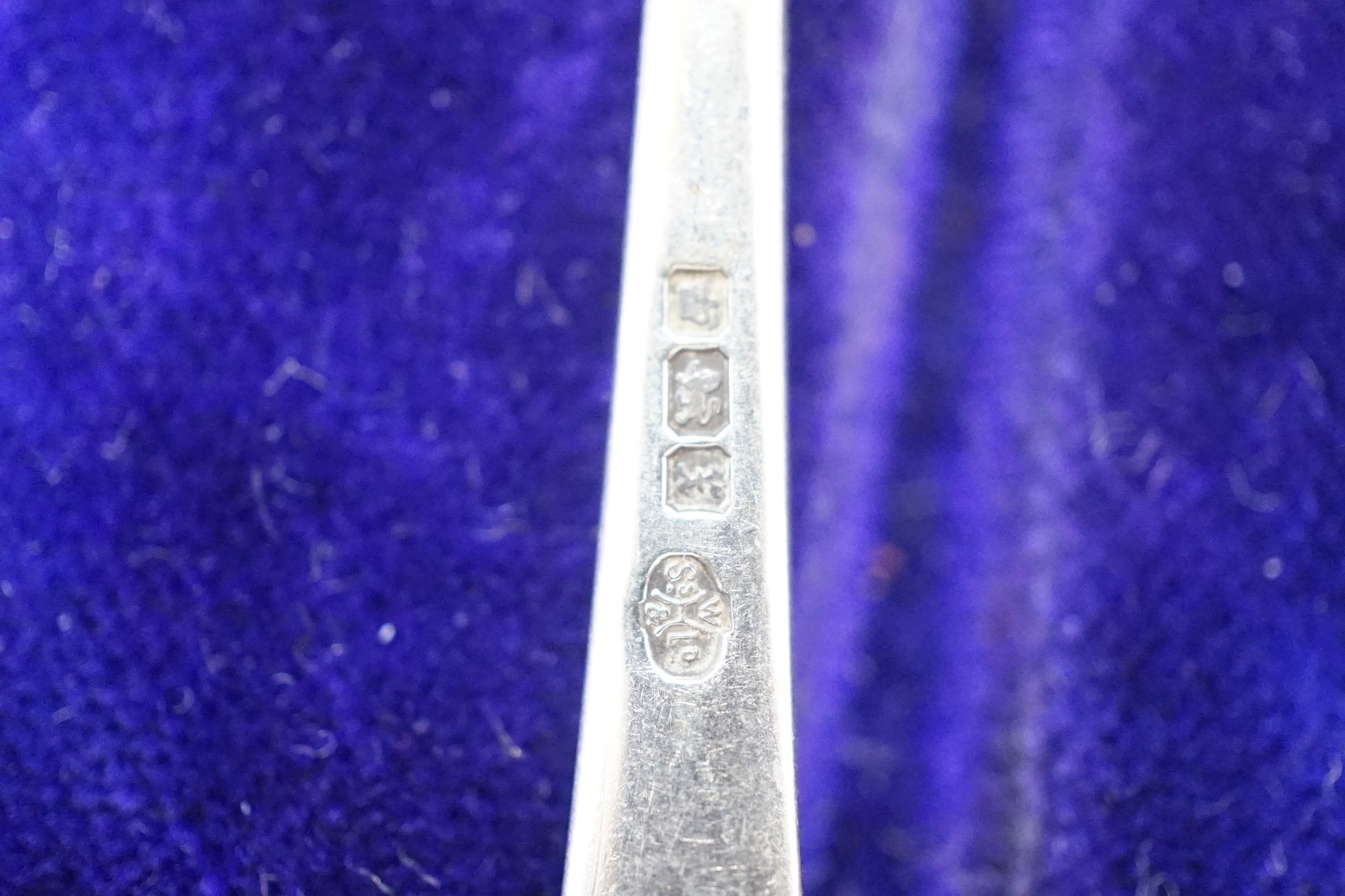 A cased set of twelve George V silver rat-tail pattern teaspoons, William Hutton & Sons, Sheffield, 1915 and a similar cased set of six pastry forks by Mappin & Webb, 13.1oz.
